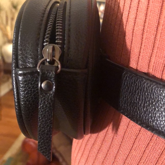 GUESS FAUX LEATHER FANNY PACK-New never used. - Picture 3 of 9